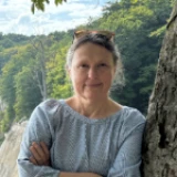 https://www.ergotherapie-heber-bergen.de/media/pages/home/6bf996b077-1781516214/reni-heber-insel-ruegen-ergotherapeutin-bergen.webp