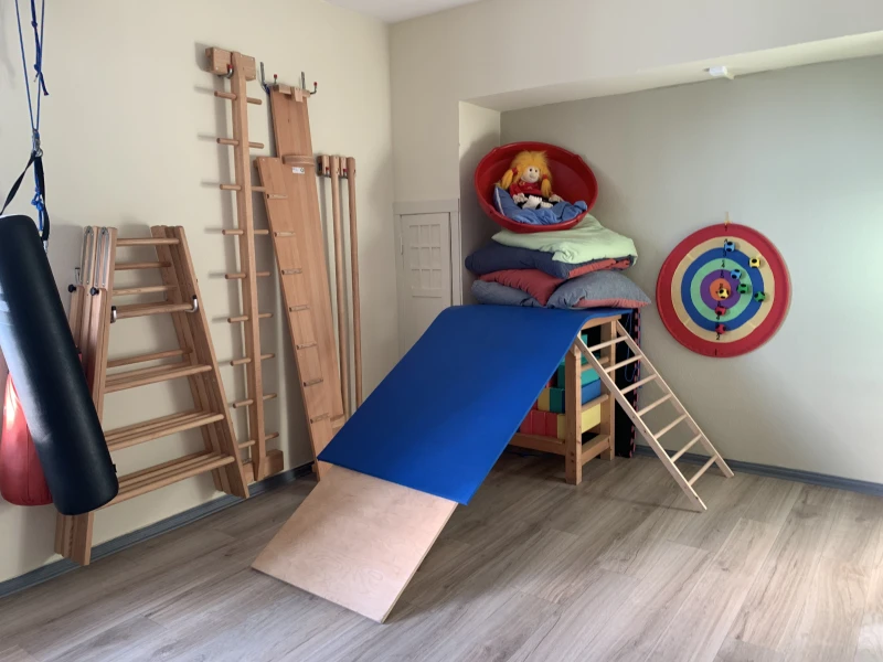 Bewegung- und Sportraum für Kinder in der Ergotherapie Reni Heber Insel Rüegn